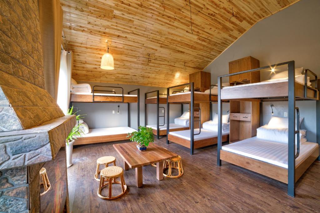萨帕Lustig Hostel的一间设有一张双层床的房间