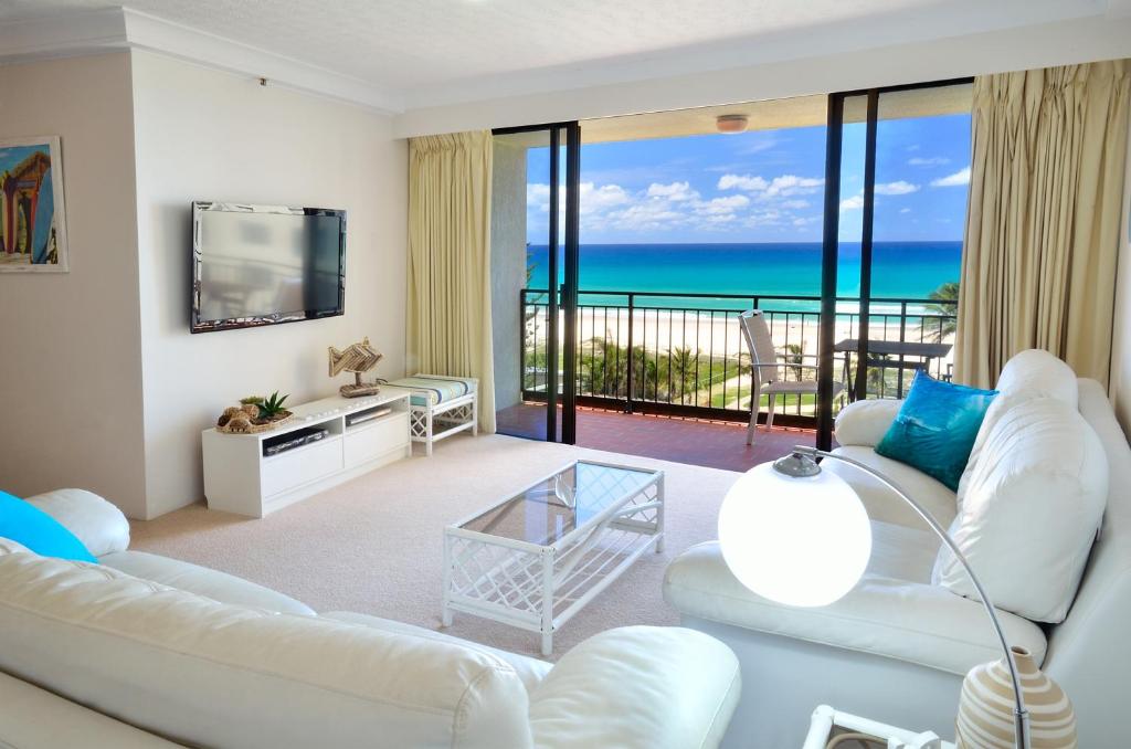 黄金海岸Blue Ocean Apartment的客厅配有白色家具,享有海景。