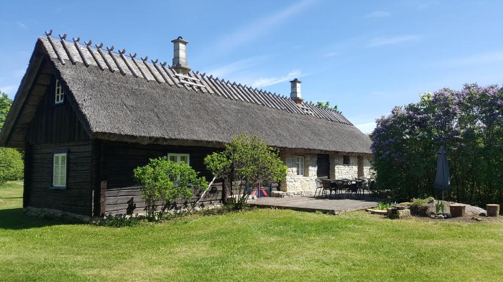 HiieväljaSihi Country House的院子顶部有屋顶的小房子
