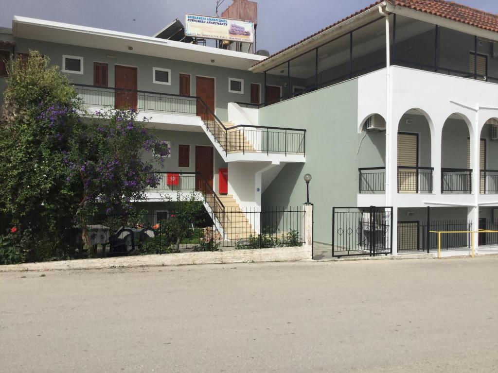 卡纳里奥托马斯公寓 的一座白色的建筑,前面有楼梯