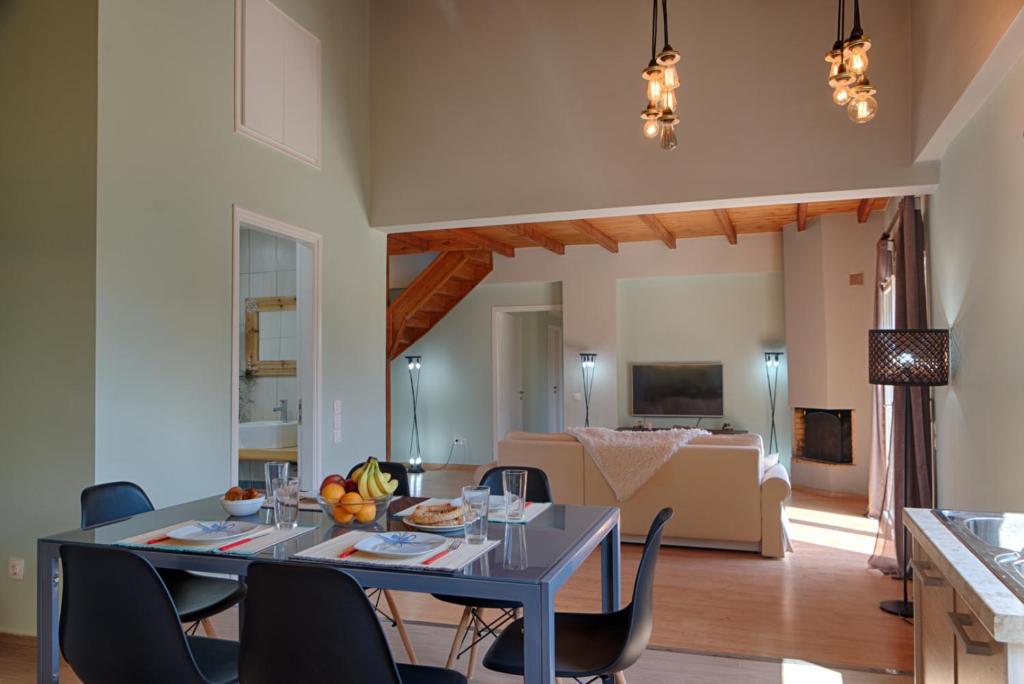 派莱卡斯Modern eco friendly villa close to town的用餐室以及带桌椅的起居室。