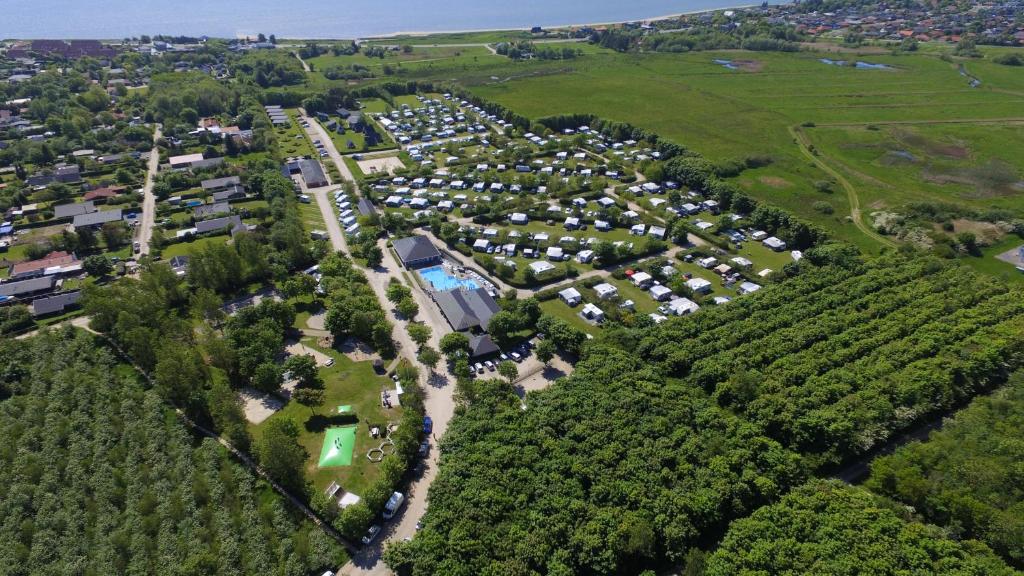 埃斯比约Esbjerg Camping的享有公园的空中景致,公园内有房屋和树木