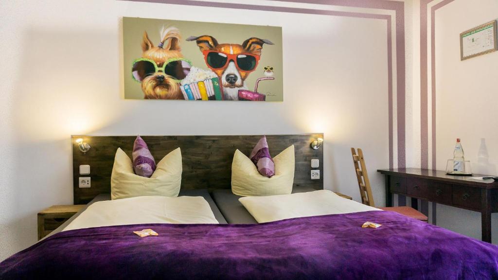 科隆科恩城斯卡达酒店的一间卧室配有一张紫色床,两只狗戴着太阳镜