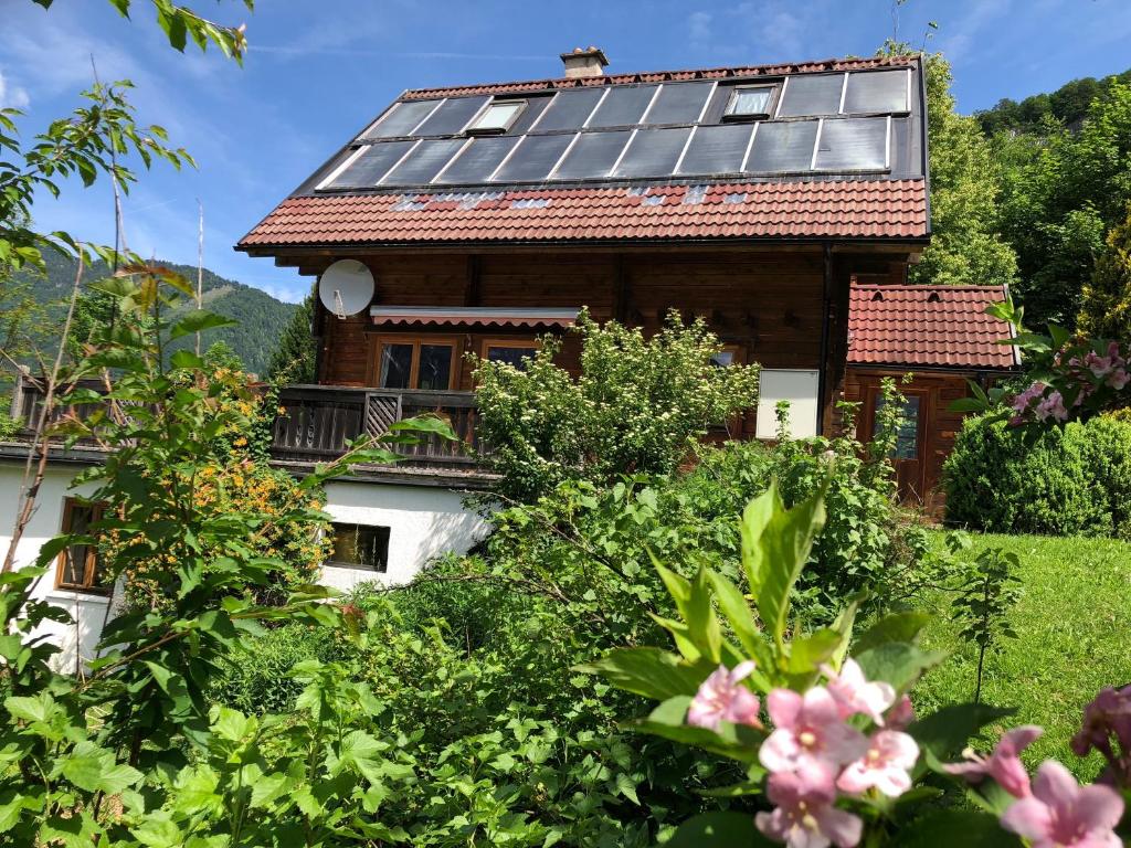 巴德哥依斯恩Ferienhaus Panorama的屋顶上设有太阳能电池板的房子