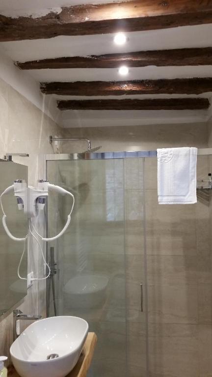 威尼斯La Bonbonnier的带淋浴、卫生间和盥洗盆的浴室