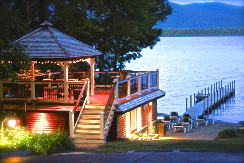 乔治湖朱莉安娜度假酒店的水边的码头,设有凉亭