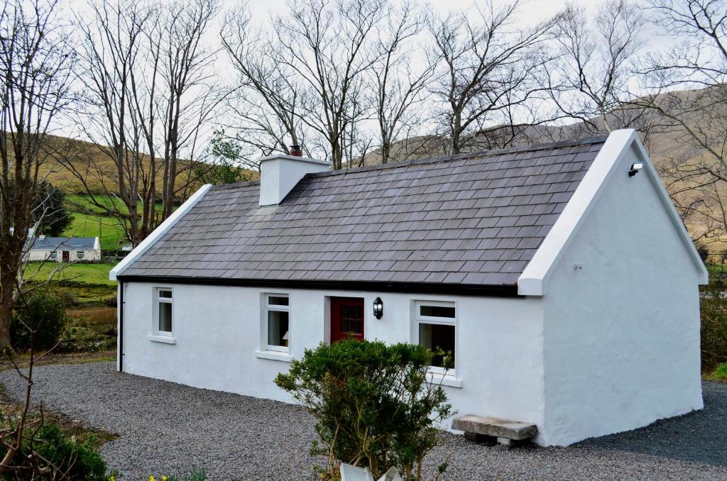 里南Cottage 194 - Leenane的一间黑色屋顶的白色小房子