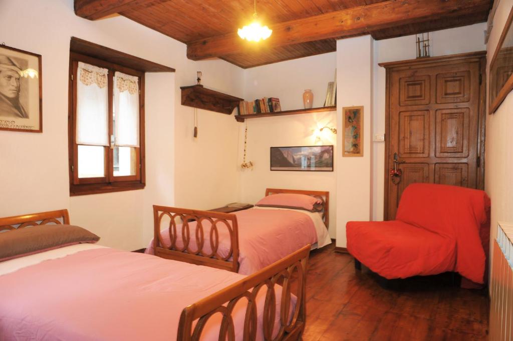 巴切诺Tana del Paradiso的一间卧室配有两张床和椅子