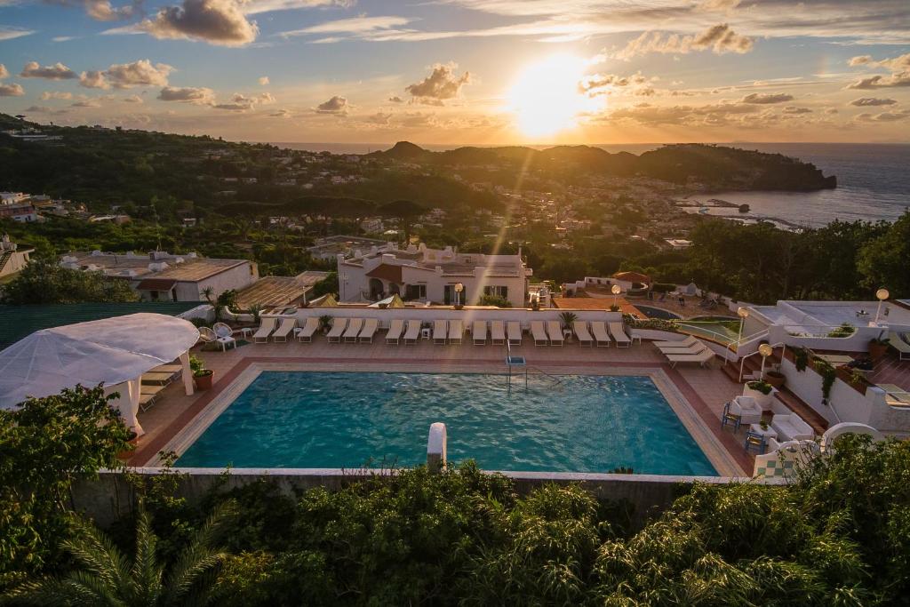 伊斯基亚Paradise Relais Villa Janto'的一座享有日落美景的大型游泳池