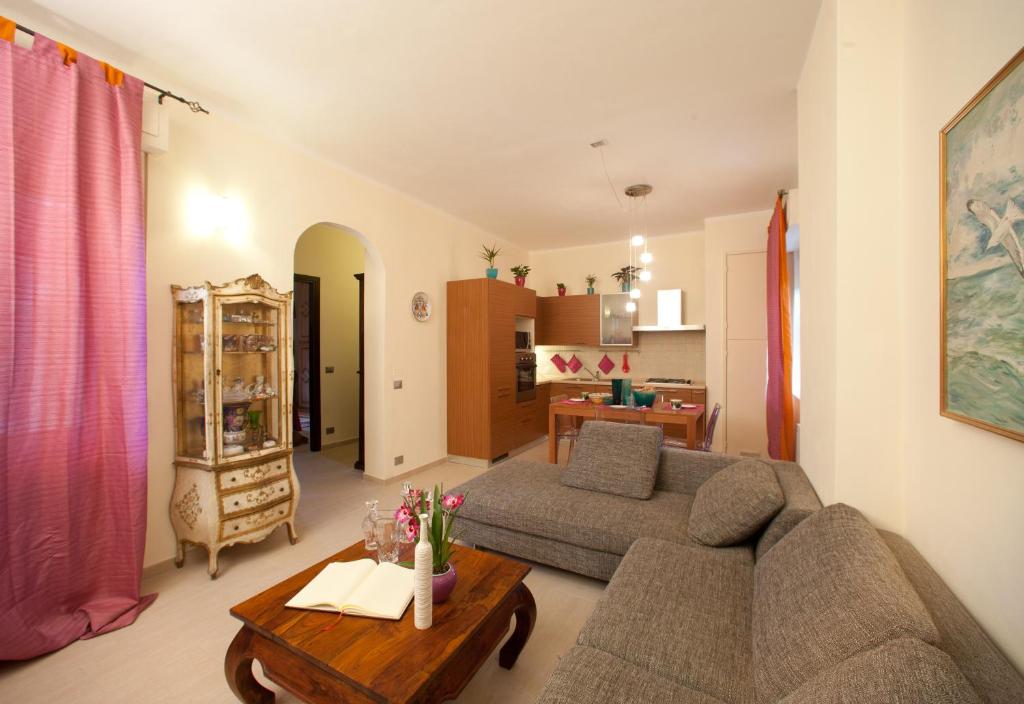 萨尔扎纳B&B Al Calcandola的客厅配有沙发和桌子