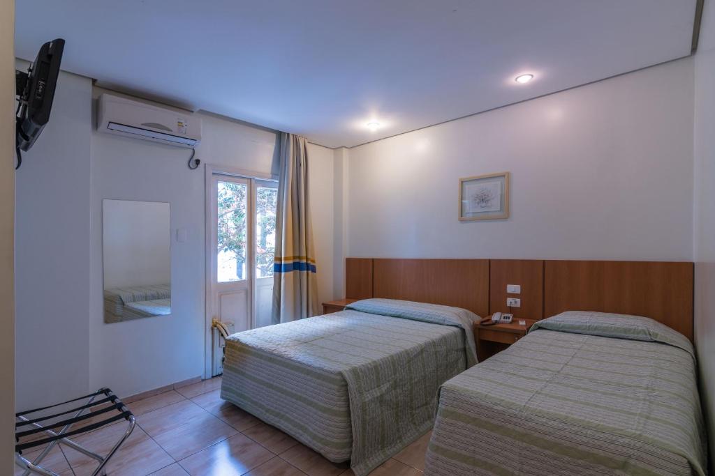 圣保罗西内拉迪亚酒店的客房设有两张床和窗户。