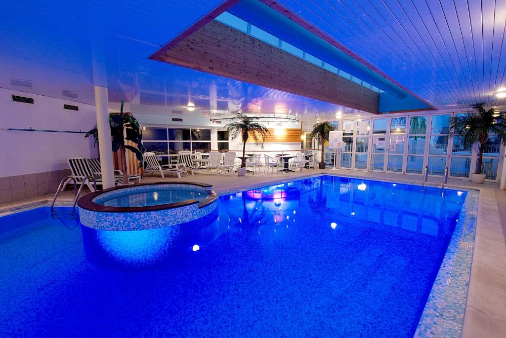 圣让-德蒙罗宾森酒店的蓝色灯光的酒店游泳池