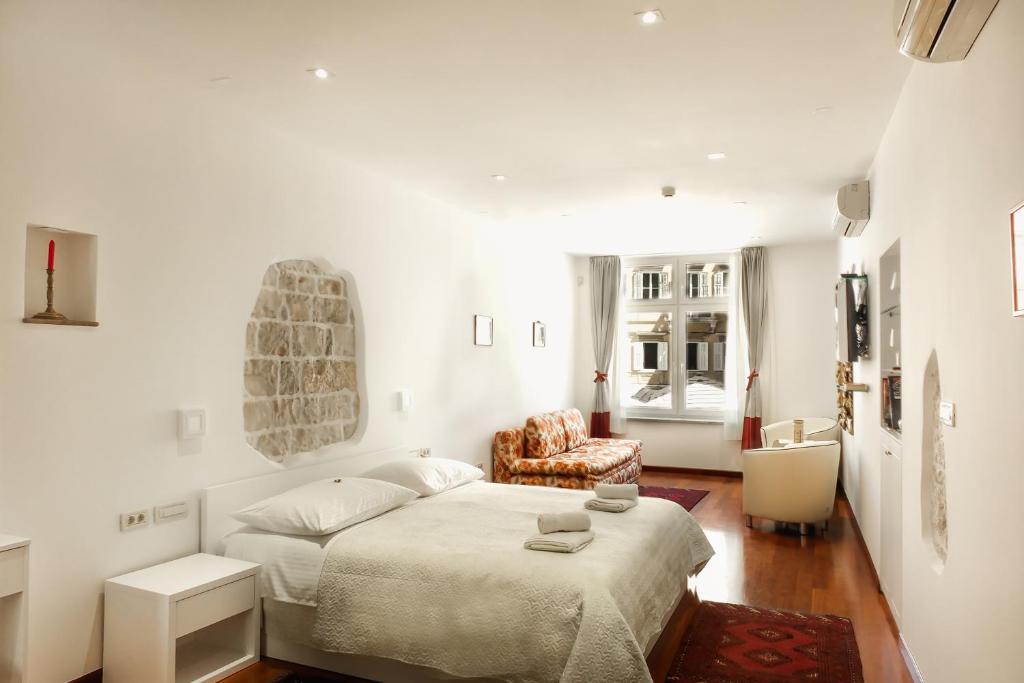 斯普利特Old Square Studio Apartment的白色卧室配有床和椅子