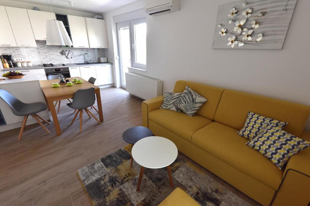 普拉Apartment Vostan的客厅配有黄色的沙发和桌子