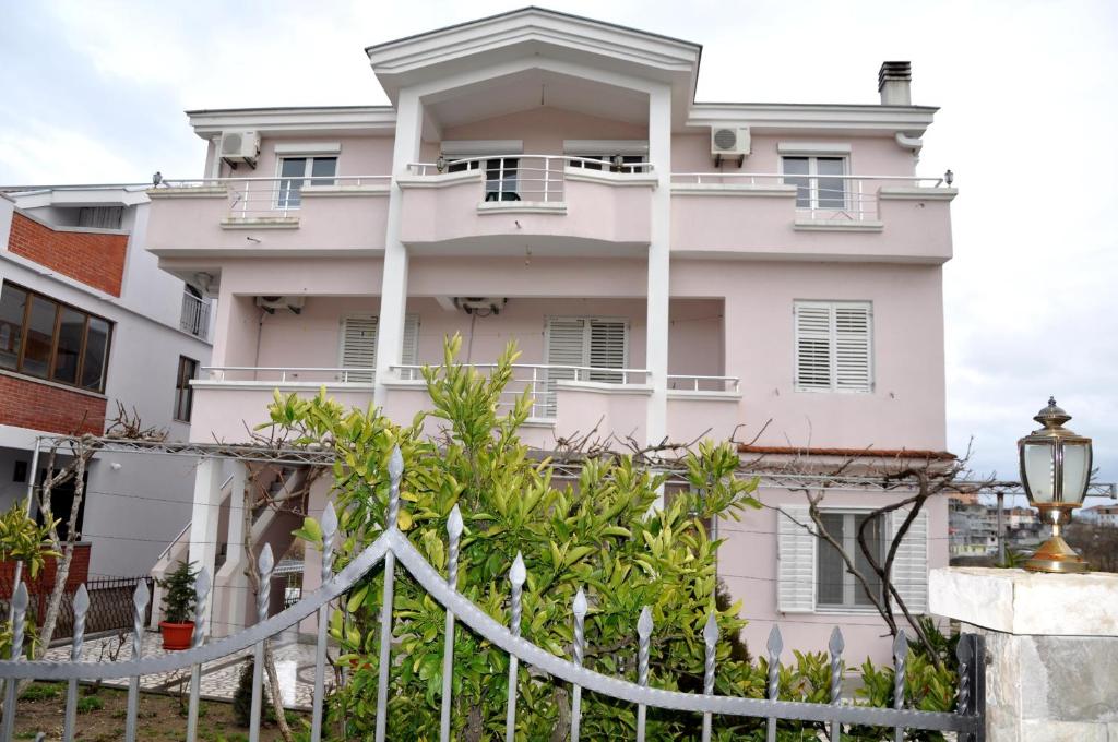 乌尔齐尼佩瑞萨公寓酒店的前面有栅栏的白色房子