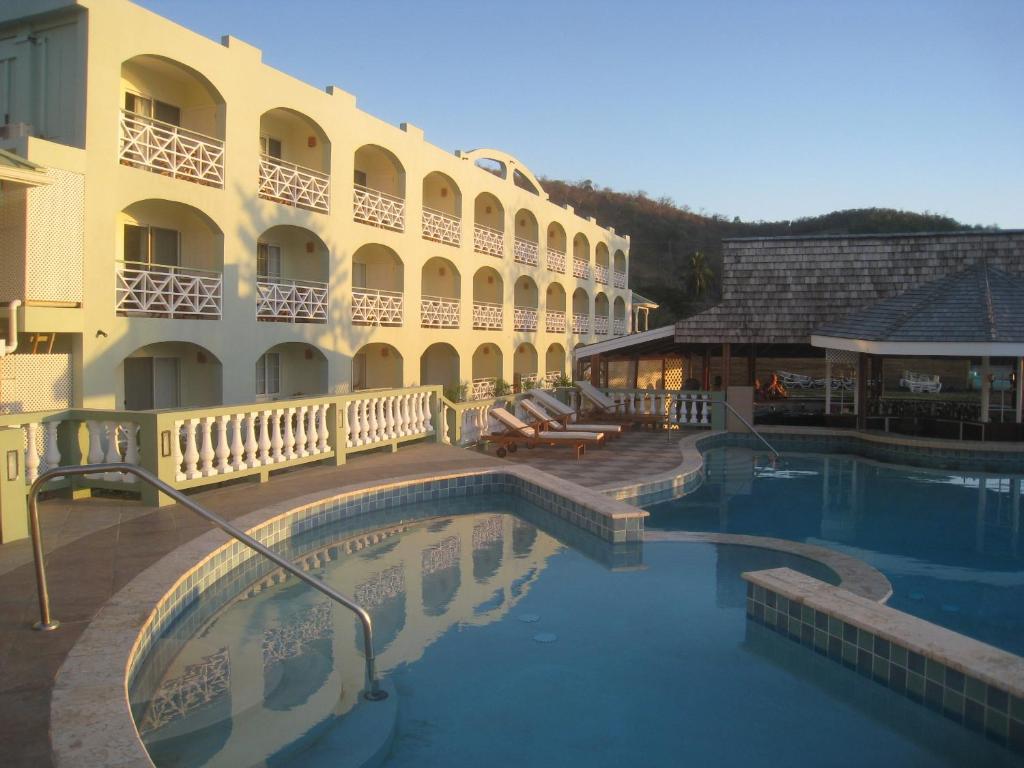 圣乔治卡里纳格海滩度假酒店的大楼前设有游泳池的酒店