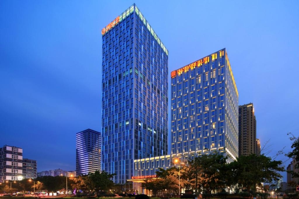 柳州柳州富力万达嘉华酒店的城市的一座高大的玻璃建筑