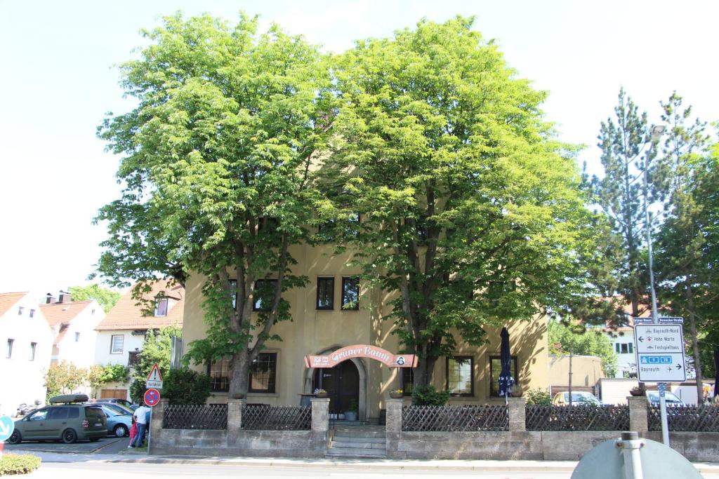 拜罗伊特Gasthof Gruner Baum的前面有两棵树的建筑