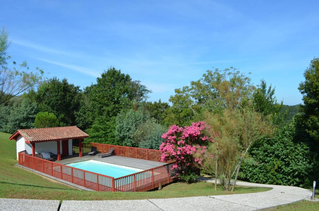 圣皮耶尔迪吕布哈利 - 叙瑞亚别墅酒店的庭院内带凉亭的游泳池