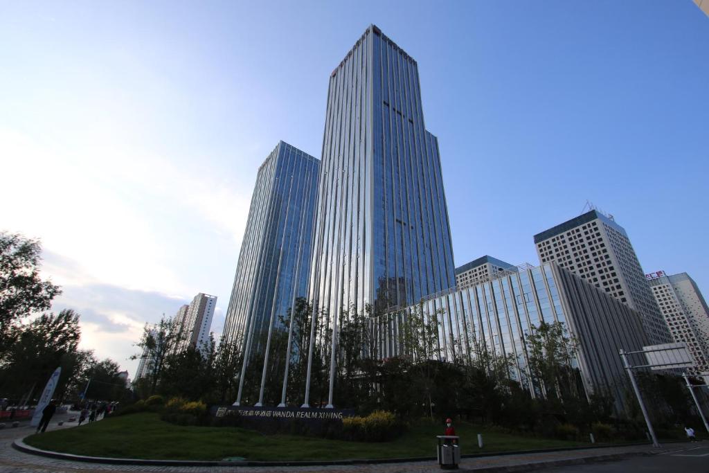 西宁西宁富力万达文华酒店的城市中一群高大的建筑