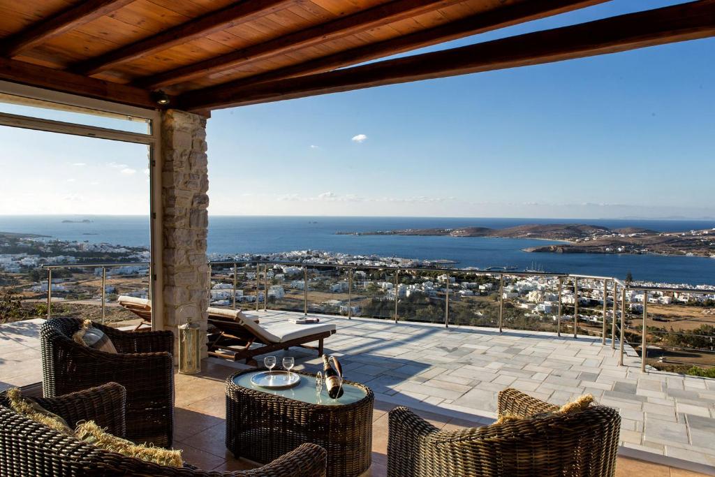 帕罗奇亚Amazing Sea View Villa的阳台配有椅子,享有海景。