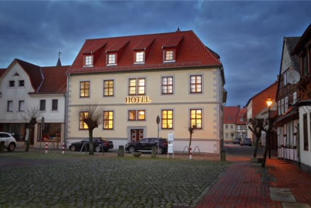 OebisfeldeHotel Am Markt的街道上灯火的酒店大楼