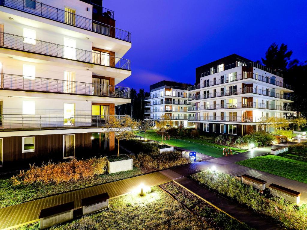米兹多洛杰金郁金香扎科帕公寓酒店的享有大楼的夜间景致