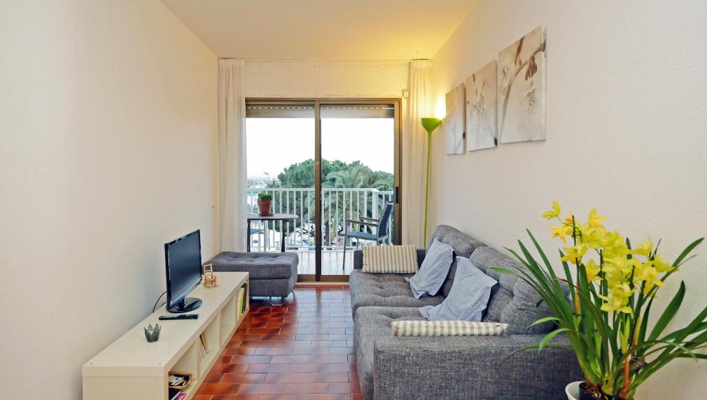 坎布里尔斯Apartamento Puerto Miramar的带沙发和电视的客厅
