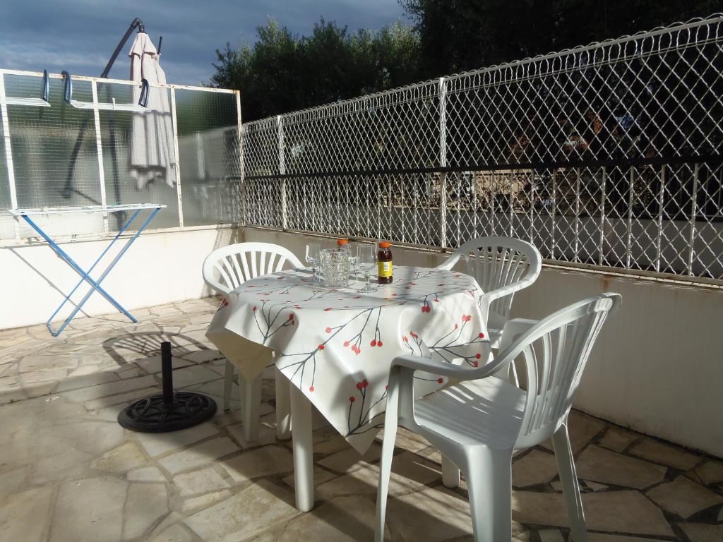 尼斯Joli studio calme avec terrasse的庭院里的白色桌椅