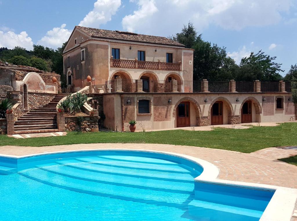卡斯特罗维拉里玛洛格里奥农家乐的享有带游泳池的外部景致