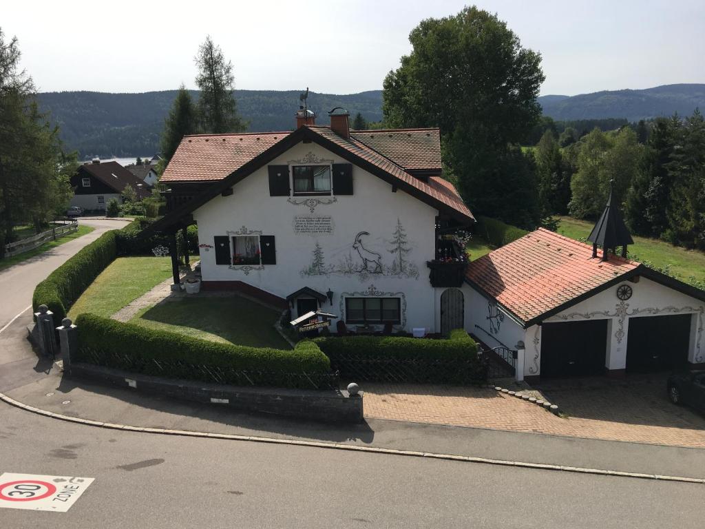 施卢赫湖Ferienhaus Haber的街上有红色屋顶的白色房子