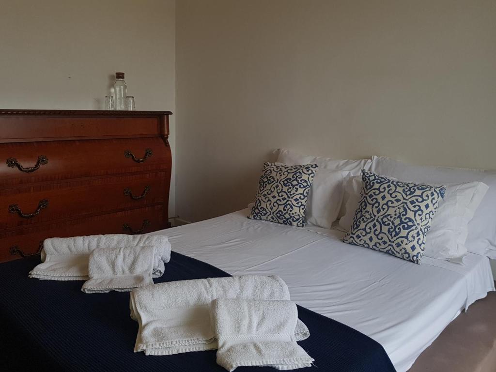 里斯本Olaias Signature Apartment的一间卧室配有一张床,上面有两条毛巾