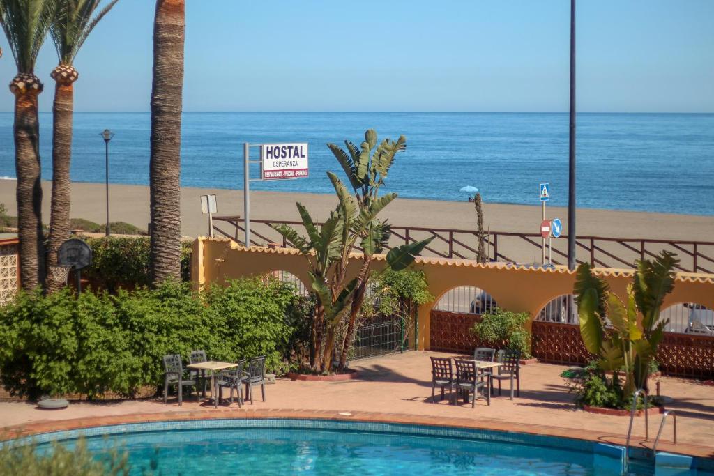 贝纳哈拉菲埃斯佩兰萨旅馆的一个带游泳池和海滩的度假胜地