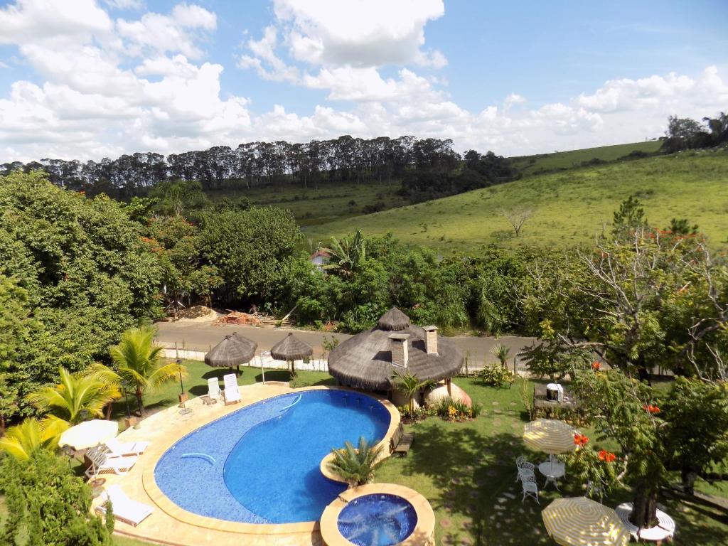 阿瓜斯-迪圣佩德罗Pousada Rural Paraíso的享有带游泳池的度假村的空中景致