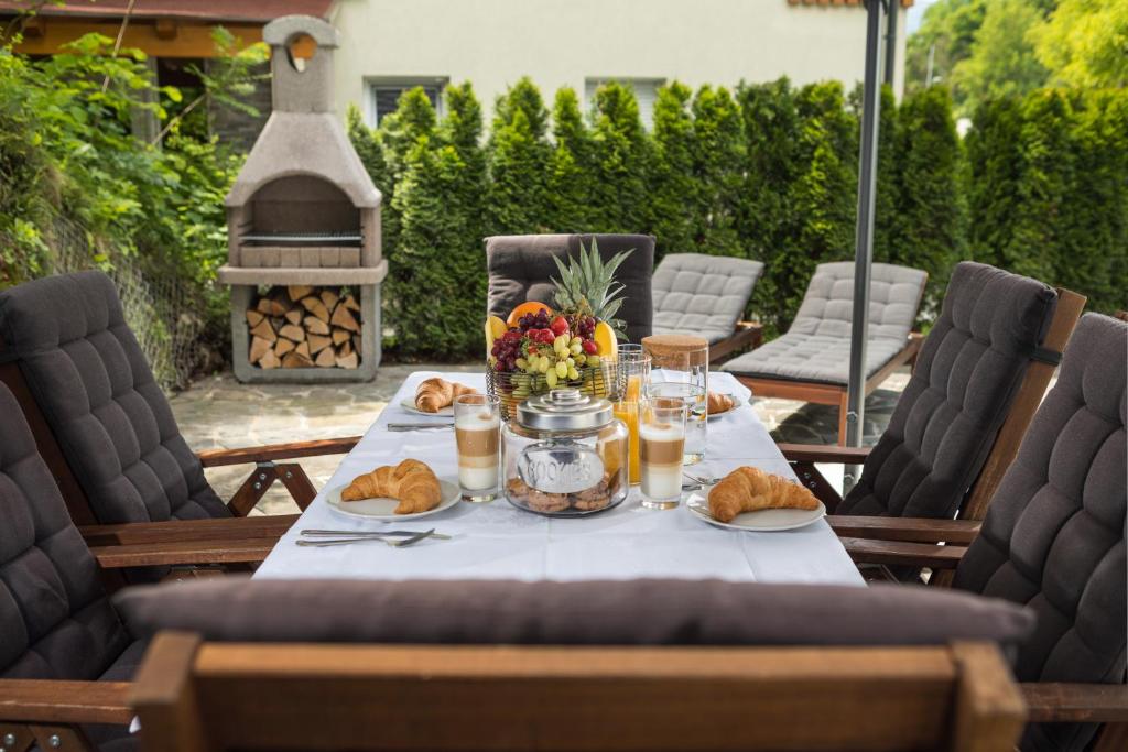 布莱德Vila Grad Bled - Sauna & Hot tub的露台上的桌子上摆放着食物和饮料