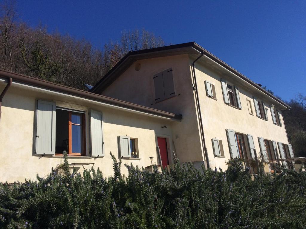 TresanaCollina di Sopra的一间设有红色门的大型白色房屋