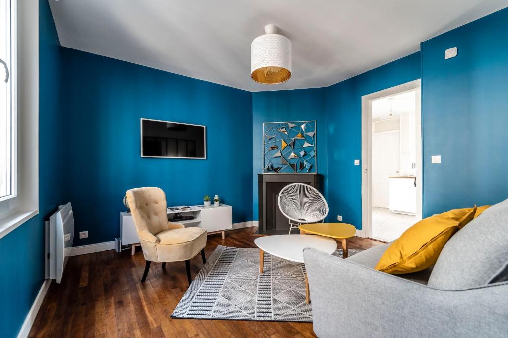 兰斯MM Suites Cathédrale的客厅设有蓝色的墙壁