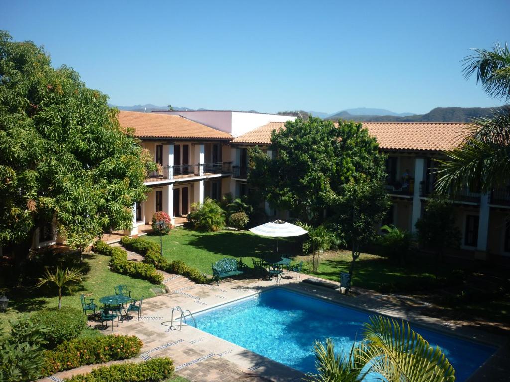 CosaláHotel Quinta Minera的享有带游泳池的房屋的空中景致