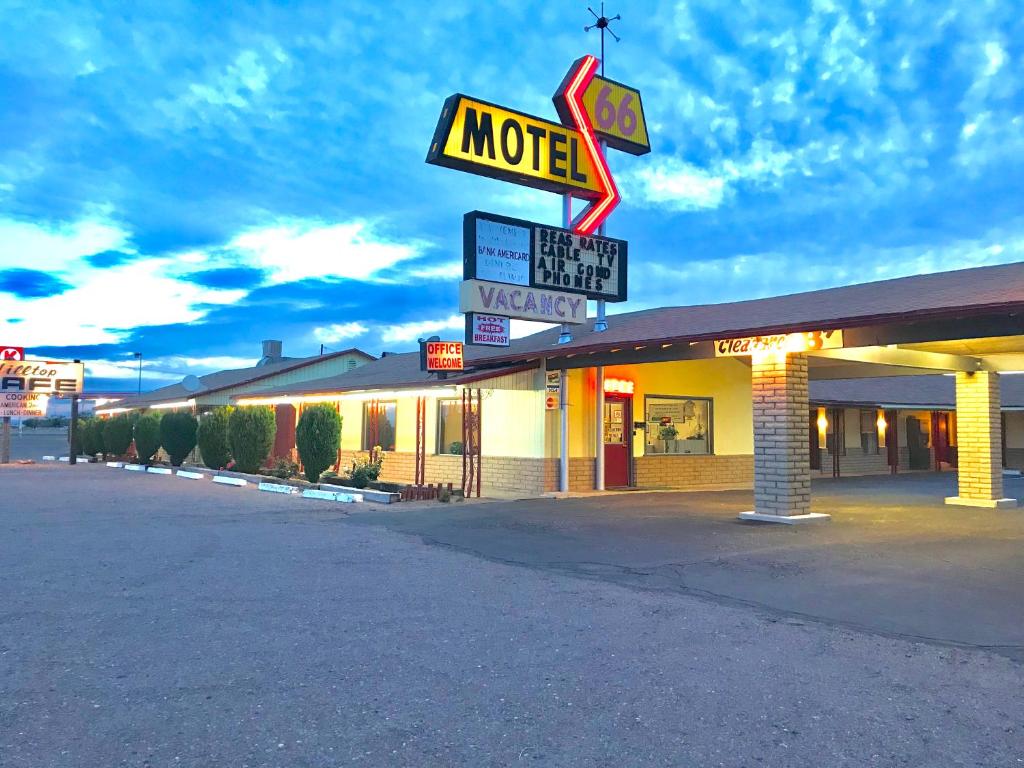 胡尔伯克66 Motel的顶部有许多标志的加油站