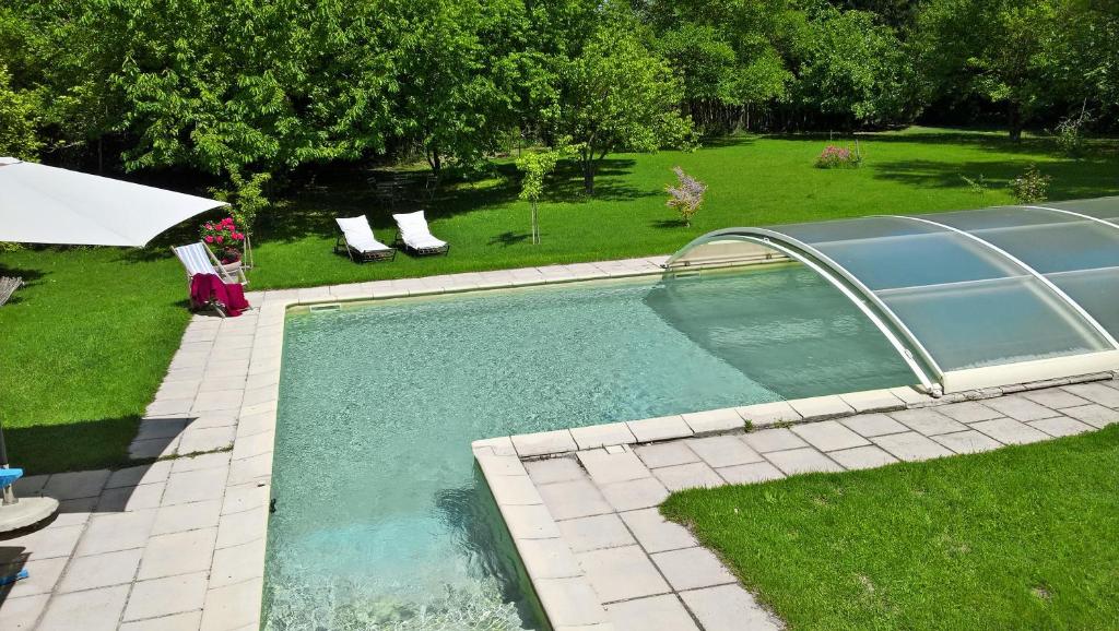 勒托尔les trésors de malle mialle的庭院内的游泳池配有椅子和遮阳伞