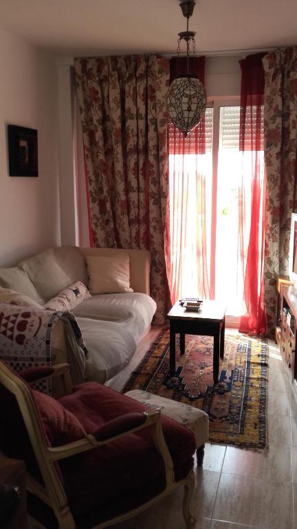 莱斯卡瑟斯-达尔卡纳Lo Chalet的客厅配有沙发和桌子