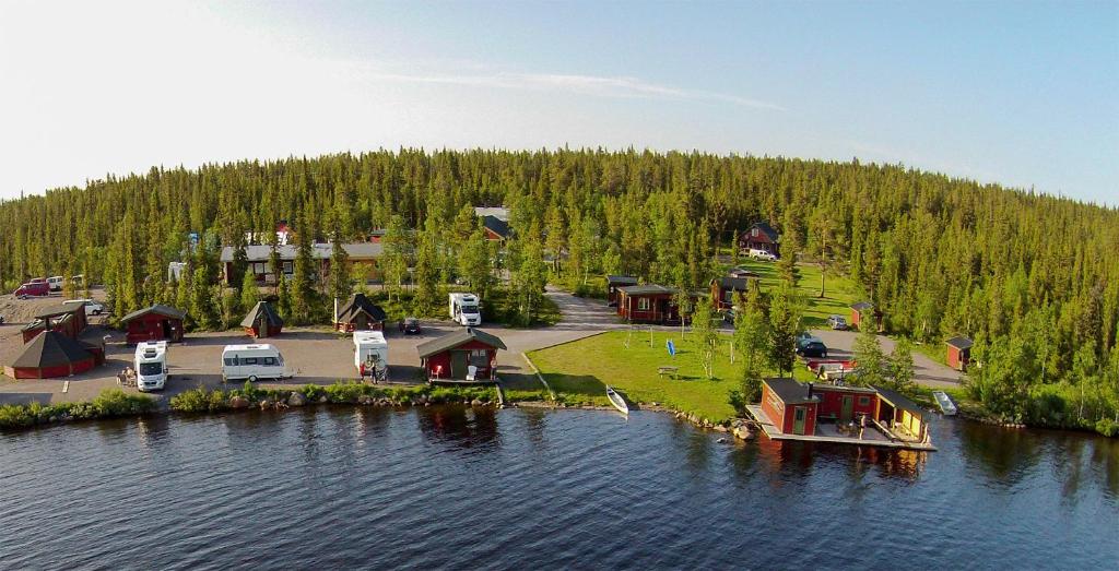 基律纳Camp Alta Kiruna的湖中的一个岛屿,有度假村