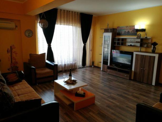 Apartament Orange Sunset Mamaia Nord的休息区