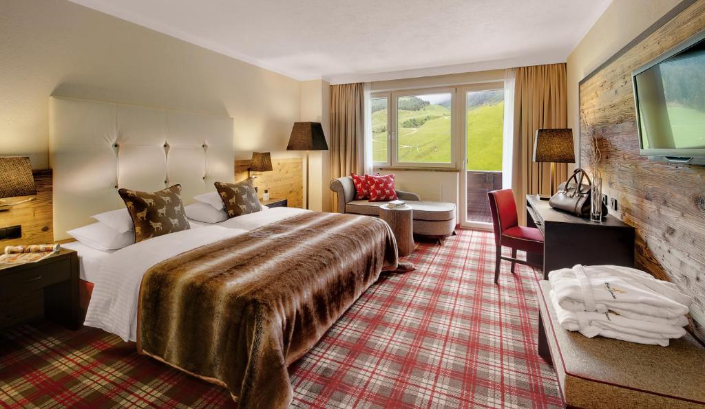 霍弗根Hotel Lamark的酒店客房设有一张大床和一台电视机。