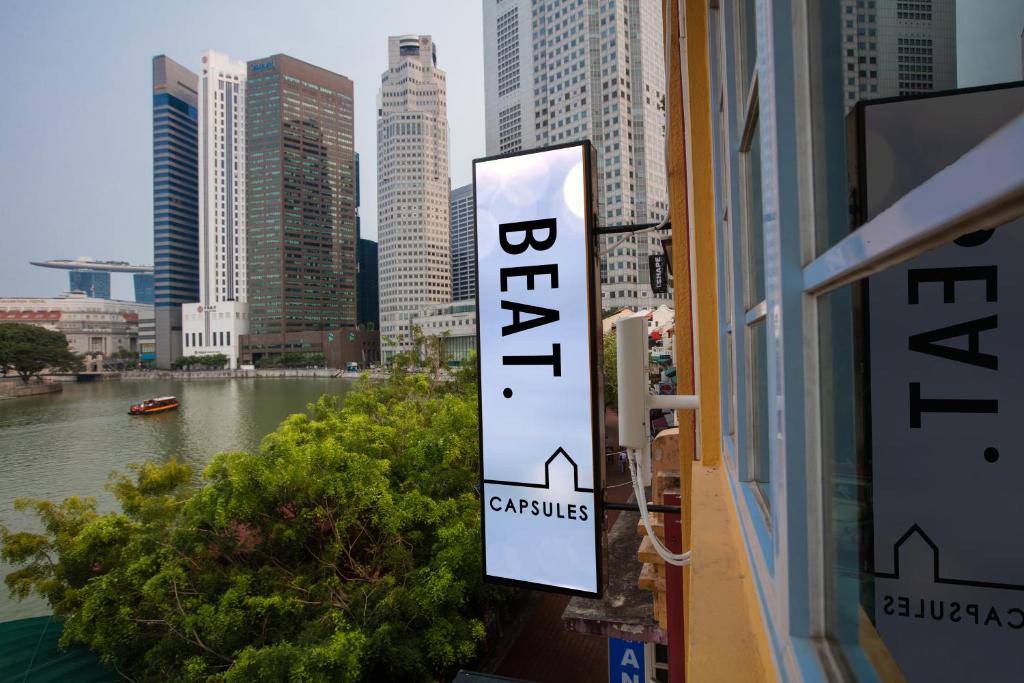 新加坡BEAT. Capsule Hostel @ Boat Quay的城市景窗户上的标志