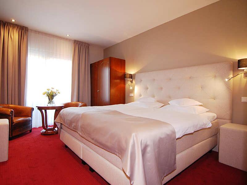 斯莱纳肯加尔普达尔浪漫公园酒店的一张大白色的床,位于酒店客房内