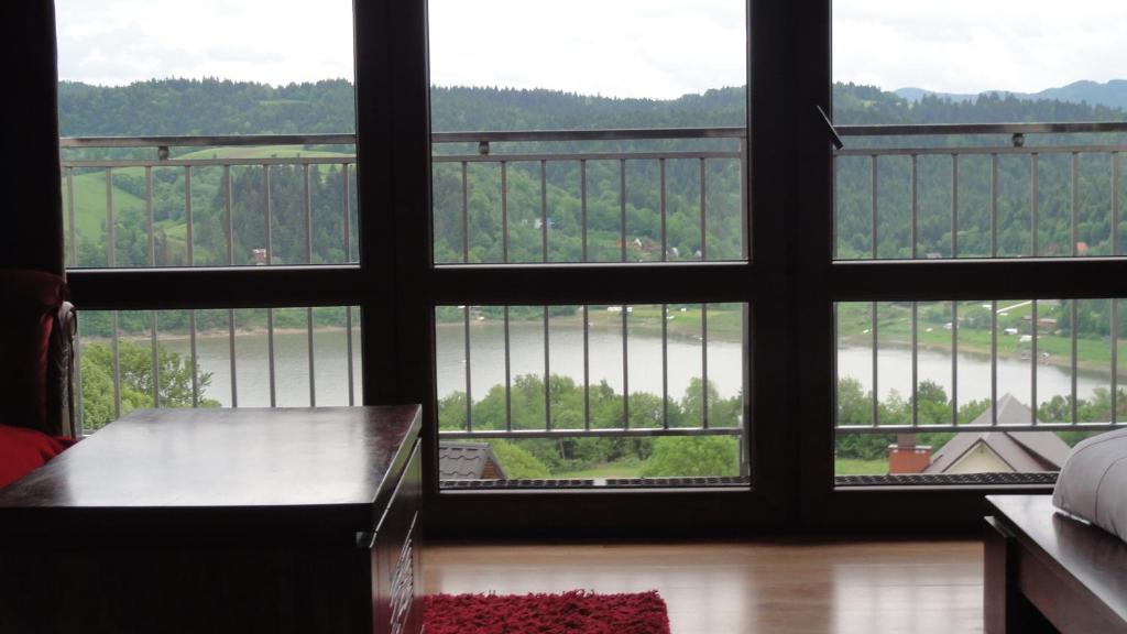 沃乌科维亚Wilkowka的客房的窗户享有河景