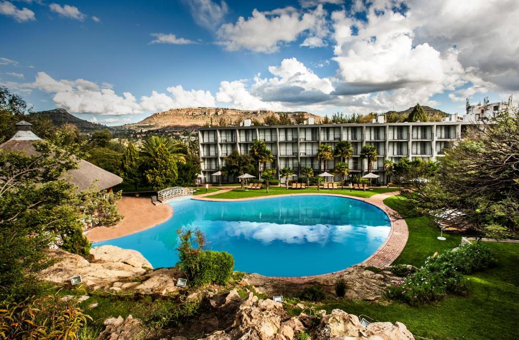 马塞卢Avani Maseru Hotel的享有度假村美景,设有大型游泳池