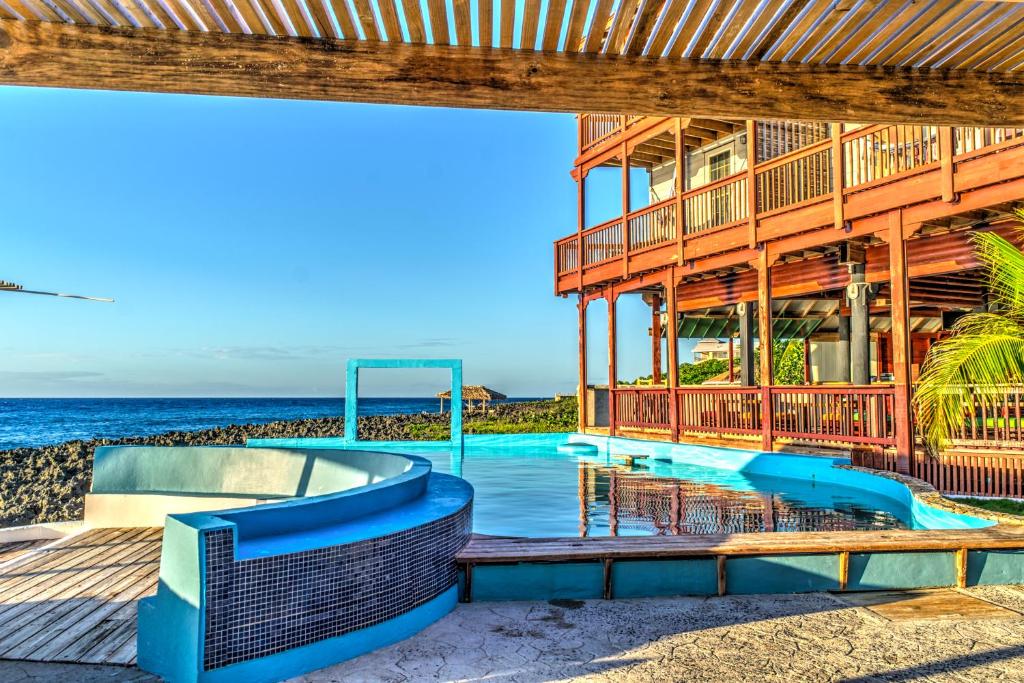 西区兰兹角酒店的海边带游泳池的房子
