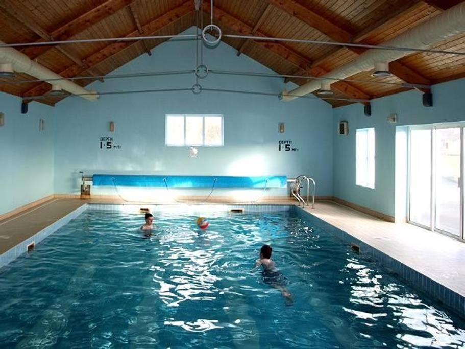 奎尔蒂Quilty Holiday Cottages - Type B的两个人在游泳池游泳